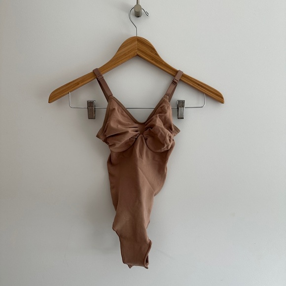 SKIMS SEAMLESS SCULPT THONG BODYSUIT - Picture 1 of 5